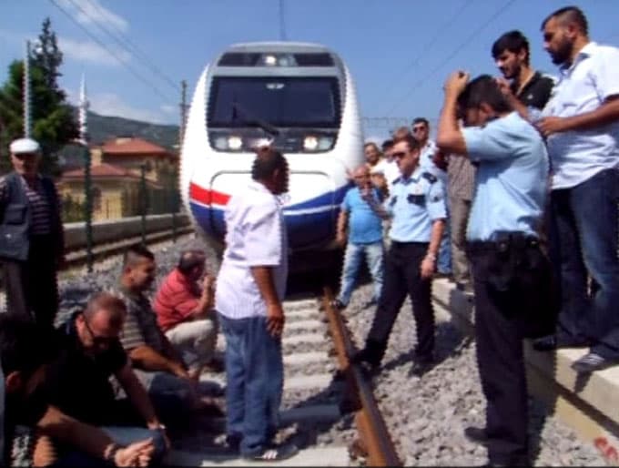 Raylara oturup YHT seferlerini durdurdular!