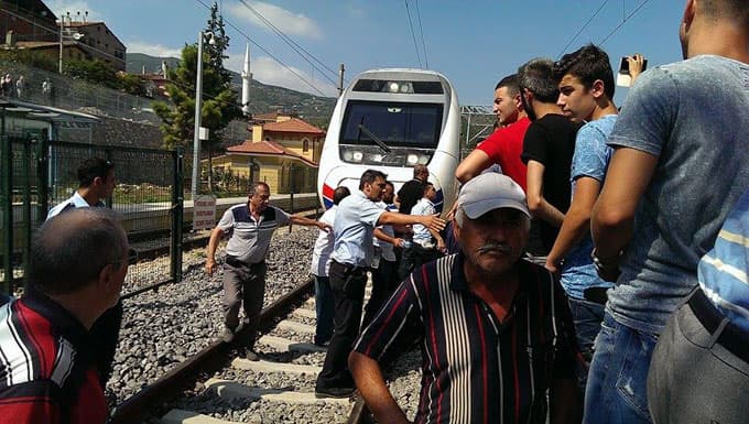 Raylara oturup YHT seferlerini durdurdular!