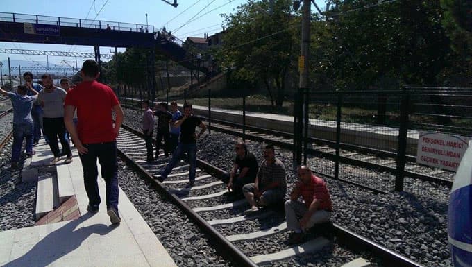 Raylara oturup YHT seferlerini durdurdular!