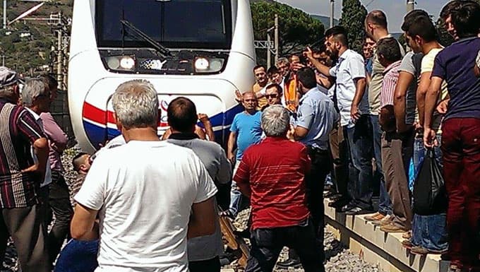 Raylara oturup YHT seferlerini durdurdular!