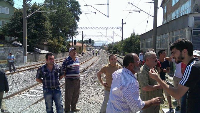 Raylara oturup YHT seferlerini durdurdular!
