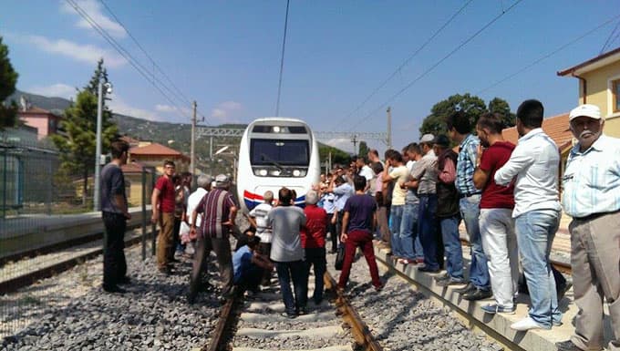 Raylara oturup YHT seferlerini durdurdular!