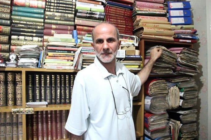 Babasından kalan koleksiyonculuğu devam ettiriyor