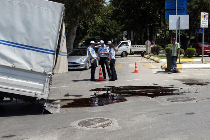 Pekmez yüklü kamyonet devrildi!