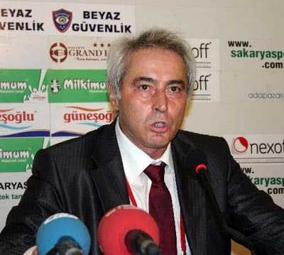 <p><font face="arial,helvetica,sans-serif" size="2">Bu&nbsp;akşamki ma&ccedil;tan &ccedil;ok iyi ders almaları gerektiğini vurgulayan Kalpar, s&ouml;zlerini ş&ouml;yle s&uuml;rd&uuml;rd&uuml;: <font color="#333399"><strong>&quot;Sakaryaspor bu akşamki ma&ccedil;tan &ccedil;ok iyi ders alır ve bu dersi de ilerki ma&ccedil;larda telafi eder. Bu sonu&ccedil; bizim a&ccedil;ımızdan iyi olmadı. İnşallah bundan sonra bu t&uuml;r sonu&ccedil;la karşı karşıya kalmayız.&quot;</strong></font> <br /><br /></font><font face="arial,helvetica,sans-serif"><font size="2"><font size="4">DİYARBAKIRSPOR CEPHESİ</font> <br /><br /></font><font size="2">Diyarbakırspor Teknik Direkt&ouml;r&uuml; Coşkun Demirbakan, ma&ccedil; sonrası &uuml;z&uuml;nt&uuml; ve sevinci bir arada yaşadığını dile getirdi. <font color="#333399"><strong>Karşılarında diren&ccedil;li bir Sakaryaspor olduğunu anlatan Demirbakan,</strong></font> &quot;Sakaryaspor'u iyi g&ouml;rd&uuml;m, bana daha k&ouml;t&uuml; demişlerdi ama diren&ccedil;lilerdi. Gol yapabilirlerdi, biz de fark yapabilirdik. Fakat iyi bir kadro olmuş, zamana ihtiya&ccedil;ları olduğunu g&ouml;r&uuml;yorum. Bazı futbolcuların antreman seviyeleri d&uuml;ş&uuml;k. Ge&ccedil;en hafta oynadığımız ordu takımından iyi bir takım Sakaryaspor. Fakat şans bizden yanaydı. &Uuml;z&uuml;nt&uuml;y&uuml; ve sevinci aynı anda yaşadık. &Uuml;z&uuml;nt&uuml;l&uuml;y&uuml;m ama bu da benim ekmek param. Sakaryaspor'a başarılar diliyorum. Bu takım iş yapar, &ccedil;ok iyi bir y&ouml;netim var. Futbolu daha &ouml;nce yaşamış insanlar gelmiş Sakaryaspor'un başına. Sakaryasporun yolu a&ccedil;ık olsun.&quot; <font color="#333399"><strong>dedi.</strong></font></font></font></p>