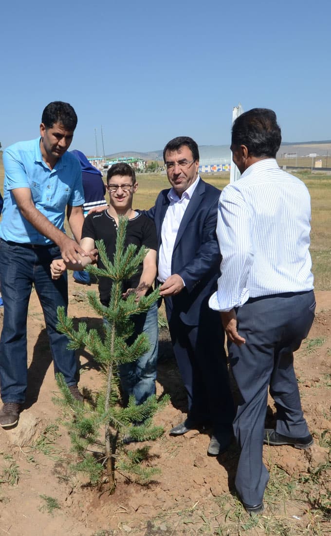 Şehit dedeleri için fidan diktiler
