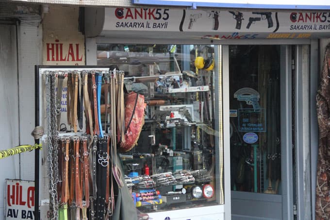 Av tüfeğini temizlerken kendini vurdu
