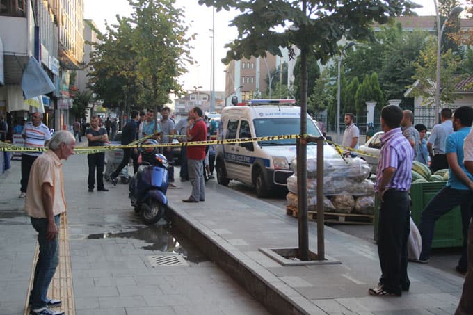 Av tüfeğini temizlerken kendini vurdu
