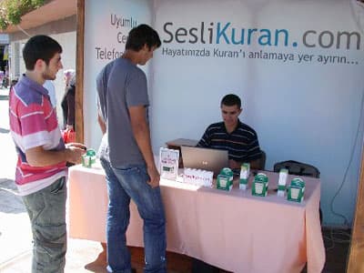 <p><font size="2"><font face="arial,helvetica,sans-serif">Serbes, SesliKuran.com'un yaşamın hızlandığı &ccedil;ağda sadece merak edildiğinde dinlemek i&ccedil;in değil, boşa ge&ccedil;irilen yolculuk ve t&uuml;m benzeri zamanlarda Kur'an-ı Kerim'i anlayarak dinleme ve bunu bir yaşam bi&ccedil;imi haline getirme fırsatını sunduğunu dile getiren getirdi. Kur'an mealini İngilizce, Fransızca, Almanca, Yunanca, Hinduca gibi 18 ayrı dile &ccedil;evirerek d&uuml;nya insanlarının kullanımına sunduklarını vurgulayan Serbes, şunları kaydetti:<strong> <font color="#333399">&quot;İnsanlar d&uuml;nyanın neresinde olursa olsun, bu siteden Kur'an mealini dinleyebilecek ve isterlerse cep telefonlarına kaydedebilecekler. Amacımız teknolojinin de sunduğu kolaylıkları kullanarak, Y&uuml;ce Allah ile kulları arasındaki diyalogu devamlı kılmaya vesile olmaktır. D&uuml;nya huzurunun ancak Kur'an-ı Kerim'i anlayarak yaşamak ile m&uuml;mk&uuml;n olduğuna inanıyoruz.&quot;</font></strong></font></font></p><p><font face="arial,helvetica,sans-serif"><font size="2">Serbes, bu sene Ramazan ayı boyunca internet kullanıcısı olmayan insanlara ulaşmak i&ccedil;in Sakarya olmak &uuml;zere, Ankara Kocatepe Kitap Fuarı ve Balıkesir Edremit'te &uuml;cretsiz meal y&uuml;kleme standının hizmet verdiğini ve b&uuml;y&uuml;k ilgi g&ouml;rd&uuml;ğ&uuml;n&uuml; kaydetti. Serbes, her ilde &uuml;cretsiz Kur'an meali y&uuml;kleme noktası oluşturmayı ama&ccedil;ladıklarını s&ouml;zlerine ekledi.</font><font size="2">&nbsp;</font></font></p>