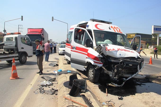 Ambulansa ambulans gerekti,4 kişi yaralandı