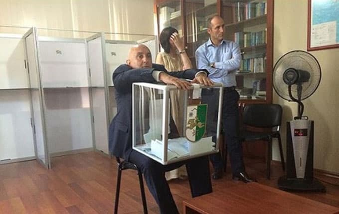 CHP Milletvekili Özkoç, seçim sandığını kucakladı!