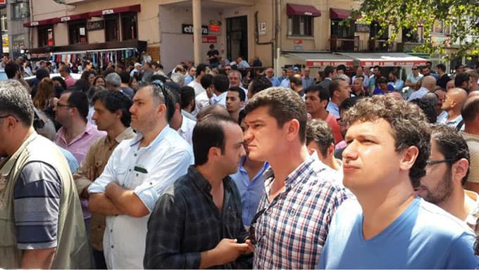 CHP Milletvekili Özkoç, seçim sandığını kucakladı!