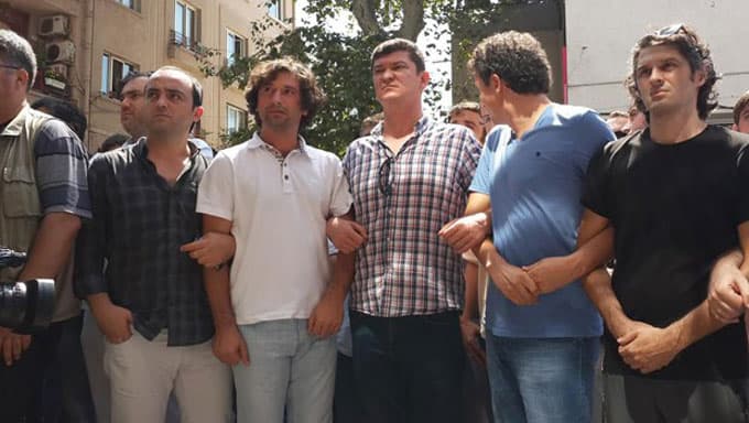CHP Milletvekili Özkoç, seçim sandığını kucakladı!