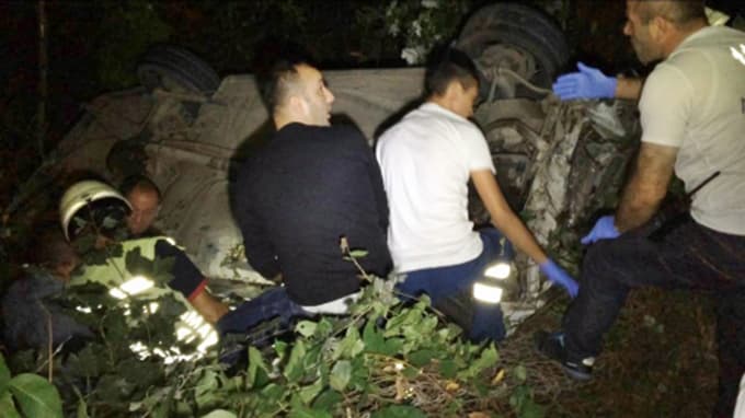 Takla atan otomobil su kanalına düştü: 2 yaralı
