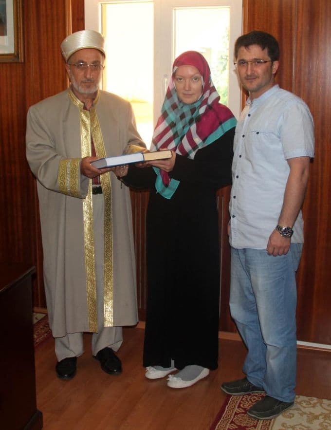Sevdiği gençle evlenmek için Müslüman oldu