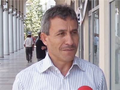 <p><font face="arial,helvetica,sans-serif" size="2">İl&ccedil;ede 4 yıldır &ouml;ğretmenlik yapan G&uuml;lsen Onut, kurulması d&uuml;ş&uuml;n&uuml;len fabrikanın işsizliğe &ccedil;are olabileceğini s&ouml;yledi. Fabrikanın kurulması durumunda yerinin plajdan uzak olması gerektiğine vurgu yapan Onut, &Ccedil;inli markaların &ccedil;ok g&uuml;venilir olduklarını da tahmin etmediğini belirtti. Onut, <font color="#333399"><strong>&quot;Sahil kenti olduğumuz i&ccedil;in fabrikanın denizimizi nasıl etkileyeceğini bilmiyorum. Fabrika kurulursa işsizler i&ccedil;in &ccedil;ok iyi olacak diye d&uuml;ş&uuml;n&uuml;yorum. Ayrıca &uuml;lke ekonomisinide b&uuml;y&uuml;k katkı sağlayacak. Deniz kirliliği a&ccedil;ısından dikkat edilmesi gerekiyor. Fabrika sahilden uzak yere kurulmalı.&quot;</strong></font> diye konuştu. </font></p><p><font face="arial,helvetica,sans-serif" size="2">Esnaf Ali Hikmet Karabulut ise il&ccedil;enin b&ouml;yle bir yatırıma ihtiyacı olduğunu ifade etti. İl&ccedil;enin b&uuml;y&uuml;k bir b&ouml;l&uuml;m&uuml;n&uuml;n fındıkla ge&ccedil;imini sağladığını anımsatan Karabulut, halkın fındıktan ge&ccedil;imini sağlayamaz duruma d&uuml;şt&uuml;ğ&uuml;n&uuml; kaydederek ş&ouml;yle konuştu, &quot; Fındıkla ge&ccedil;inen bu halk fındıktan ge&ccedil;imini sağlayamaz duruma d&uuml;şm&uuml;şt&uuml;r. Fındığın pazarlamasını yapamamaktadır. &Ccedil;ift&ccedil;ilikten vazge&ccedil;ip sanayiye d&ouml;n&uuml;lmesi il&ccedil;e i&ccedil;in g&uuml;zel bir a&ccedil;ılım olacaktır. B&ouml;yle bir fabrikanın kurulması &ccedil;ok g&uuml;zel olur. Karasunun b&ouml;yle bir şeye ihtiyacı var.&quot;</font></p><p><font face="arial,helvetica,sans-serif" size="2">İşsiz olduğunu anlatan Murat &Ccedil;avuş'da fabrikanın il&ccedil;elerine kurulmasını &ccedil;ok istediklerini kaydetti.</font></p>