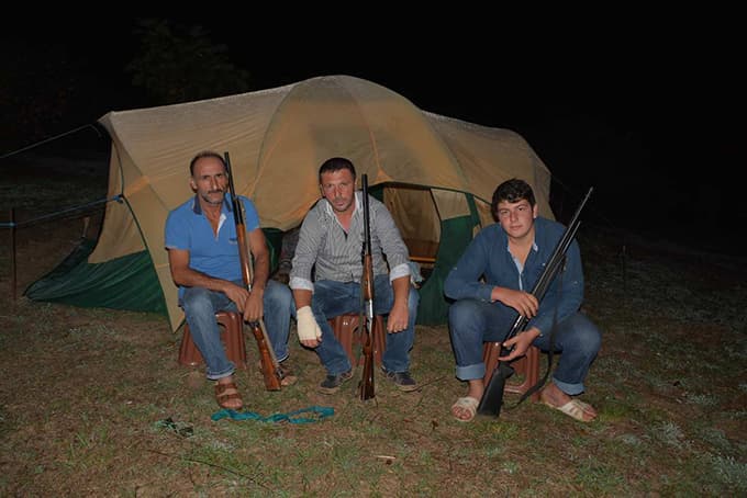 Bu köylüler tüfekle fındık nöbeti tutuyorlar!