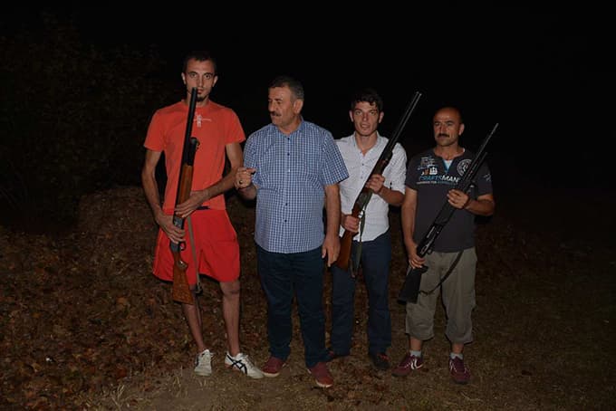 Bu köylüler tüfekle fındık nöbeti tutuyorlar!