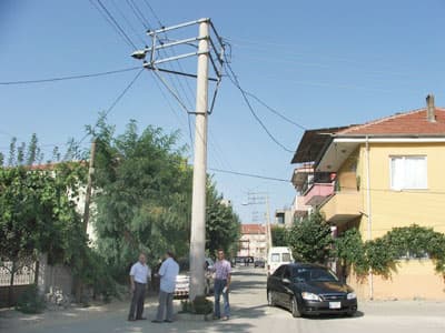 SEDAŞ'tan Yol Ortasında Kalan Direklere Çözüm