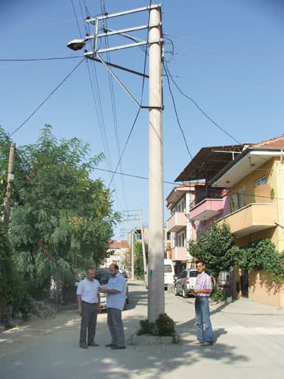 SEDAŞ'tan Yol Ortasında Kalan Direklere Çözüm
