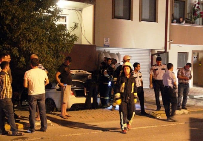 Kontrolden çıkan otomobil evin bodrumuna daldı
