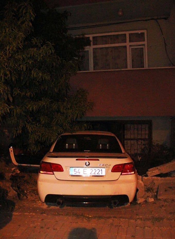 Kontrolden çıkan otomobil evin bodrumuna daldı
