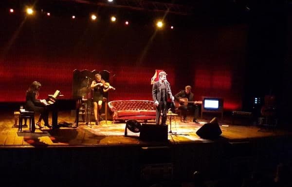 Teoman, Sakarya'da yatarak konser verdi