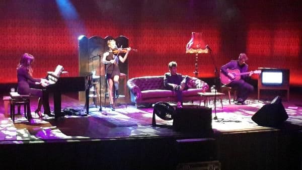 Teoman, Sakarya'da yatarak konser verdi