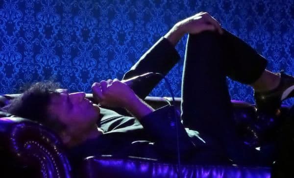 Teoman, Sakarya'da yatarak konser verdi