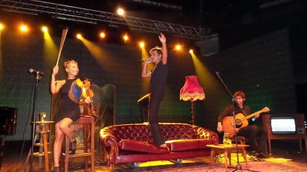 Teoman, Sakarya'da yatarak konser verdi