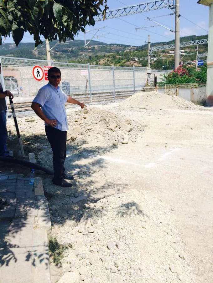 Raylara oturup YHT seferlerini durdurdular!