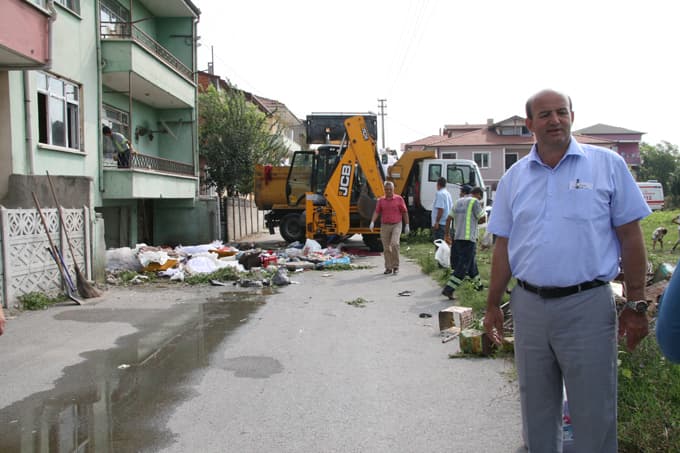 Çöp ev ekiplerce temizlendi