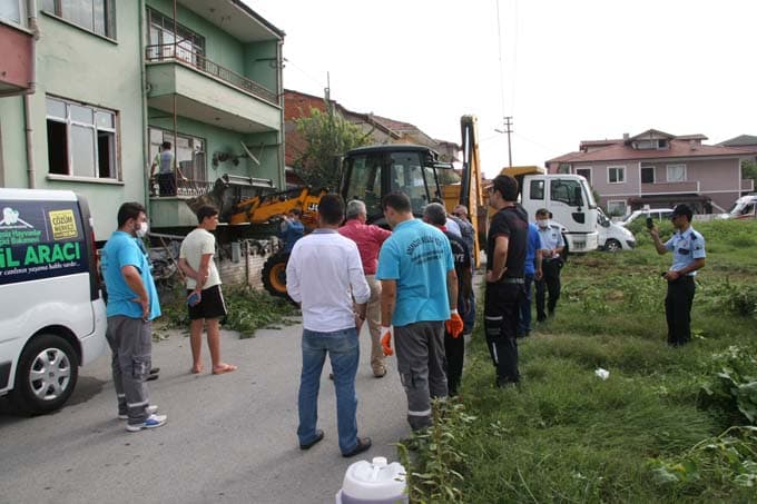 Çöp ev ekiplerce temizlendi