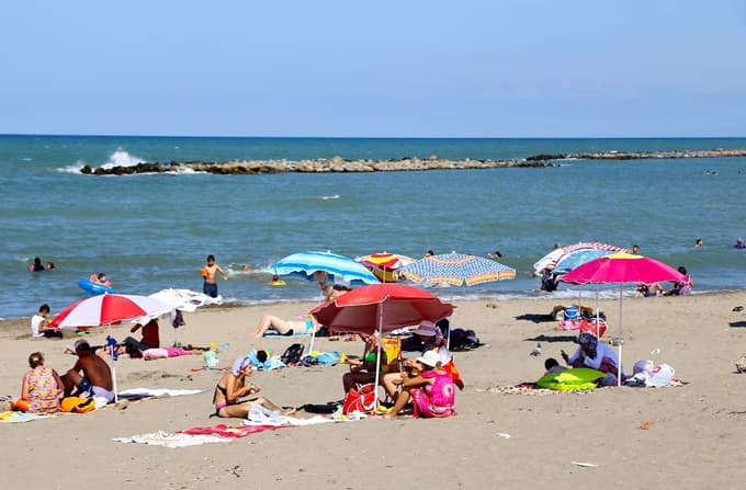 Dalgakıranlar, Karasu'daki kıyı erozyonunu önledi 