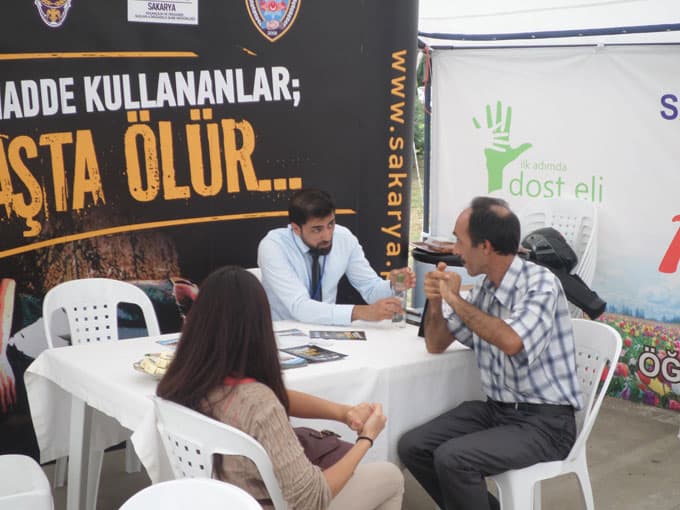 Sakarya Polisinden yeni öğrencilere "Dost eli"