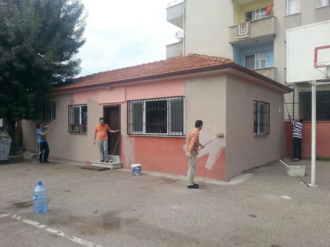 Okulun tadilatında fedakâr öğretmenler çalışıyor
