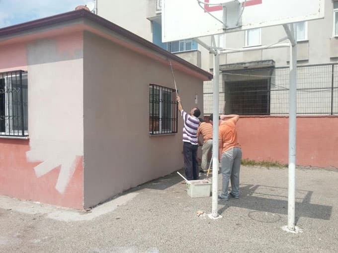 Okulun tadilatında fedakâr öğretmenler çalışıyor
