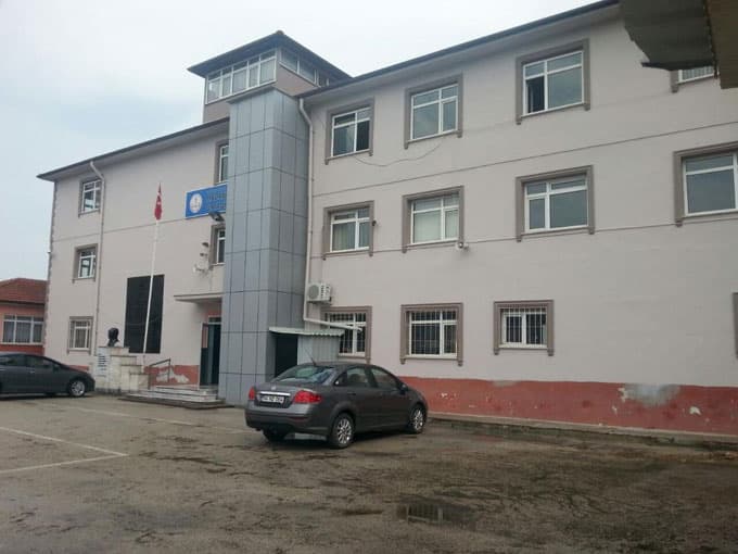 Okulun tadilatında fedakâr öğretmenler çalışıyor
