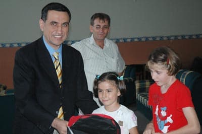 Emniyet Müdürü'nden Miniklere Çanta Hediyesi