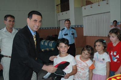 Emniyet Müdürü'nden Miniklere Çanta Hediyesi