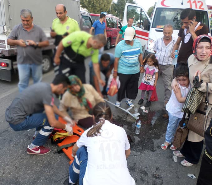 Engelli kadın ve çocuğa otomobil çarptı