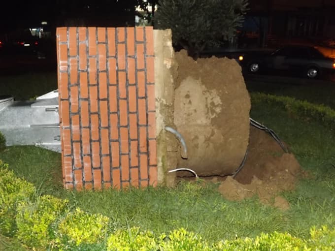 Rüzgâr, dev bayrak direğini yıktı