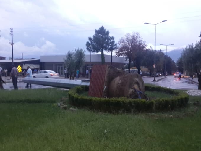 Rüzgâr, dev bayrak direğini yıktı