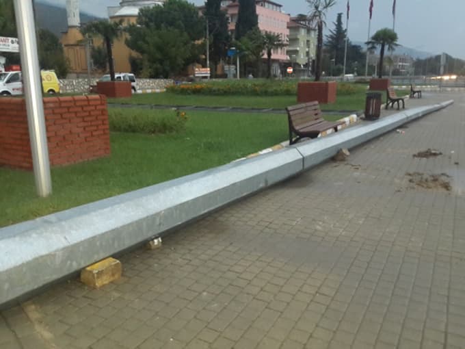 Rüzgâr, dev bayrak direğini yıktı