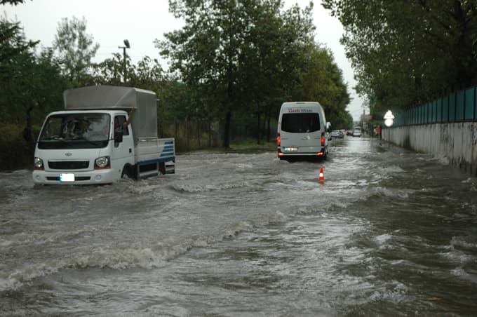 Yağan yağmur, su baskınlarına sebep oldu