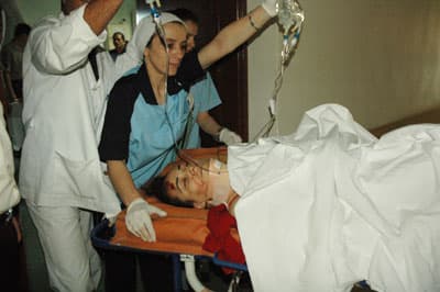 <p><font face="arial,helvetica,sans-serif" size="2">Hastanenin acil servisine getirilen yaralı &ccedil;ocuklara, iddiaya g&ouml;re g&ouml;revli doktor bakmak istemedi. Yaralı &ccedil;ocukları, yoğun olduğu belirtilmesine rağmen travmatoloji hastanesine g&ouml;ndermek isteyen doktor, kucağında kazazede bebek olan hemşireye <font color="#333399"><strong>''Sen diğer hastaneye yaralıları buraya getirdiğini s&ouml;yleme bu yaralıları oraya g&ouml;t&uuml;r''</strong></font> dedi. Doktorun s&ouml;zleri &uuml;zerine hemşire kucağındaki bebek ve diğer yaralılarla birlikte ambulansa doğru y&ouml;neldi. </font></p><p><font face="arial,helvetica,sans-serif" size="2">Bu sırada doktor, g&ouml;r&uuml;nt&uuml; ve fotoğraf alan&nbsp;CİHAN muhabirine s&ouml;zl&uuml; saldırıda bulundu. Muhabirin, <font color="#333399"><strong>&quot;Diğer hastane yoğun olduğu i&ccedil;in yaralılar buraya g&ouml;nderildi. Neden m&uuml;dahale yapmadan travmatoloji hastanesine yaralıları tekrar g&ouml;nderiyorsunuz?&quot;</strong></font> sorusuna doktor,<font color="#333399"> <strong>&quot;Bunların m&uuml;dahale edilecek hi&ccedil; bir şeyi yok şu anda&quot;</strong></font> diye cevap verdi. </font></p><p><font face="arial,helvetica,sans-serif" size="2">Acil servisteki diğer hastaların ve yakınlarının tepkisiyle karşılaşan doktor, yaralı &ccedil;ocukları tekrar acil servise aldı. Yaralı &ccedil;ocuklar bir s&uuml;re sonra travmatoloji hastanesine sevk edildi.</font></p>