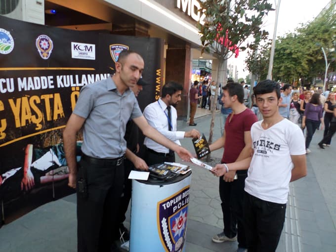 KOM ekipleri bilgilendirme stantları açtı