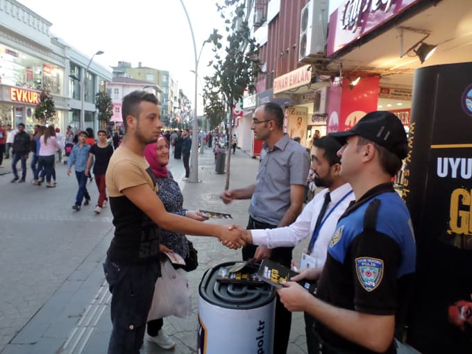 KOM ekipleri bilgilendirme stantları açtı