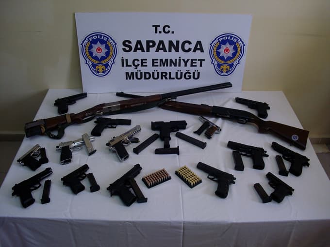 Sapanca'da silah ele geçirildi