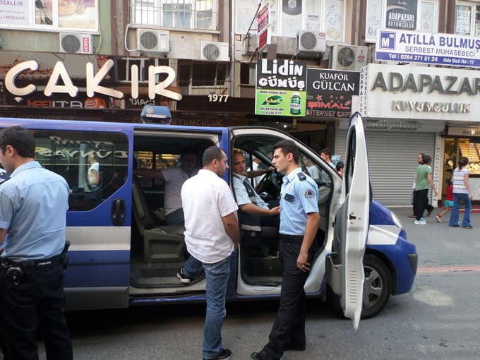 Esnaf ile zabıta kavgası: 1 yaralı